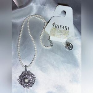 NWT CROWN TRIFARI - PEARL STRAND PENDANT NECKLACE WITH CLEAR RHINESTONES